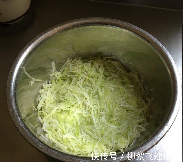 萝卜包子,皮薄馅大,暄软鲜香!