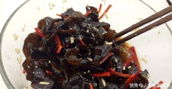 这菜宁可丢掉也别隔夜吃,吃一次比抽烟危害还大,快告诉家里人