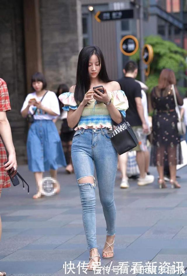 一字 一字肩紧身上衣,搭配破洞牛仔裤,时尚感满满