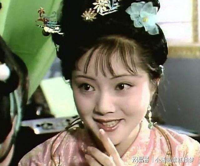 薛宝钗$薛宝钗的一件大红袄,林黛玉的一双小红靴,瞬间分出两人的美与丑