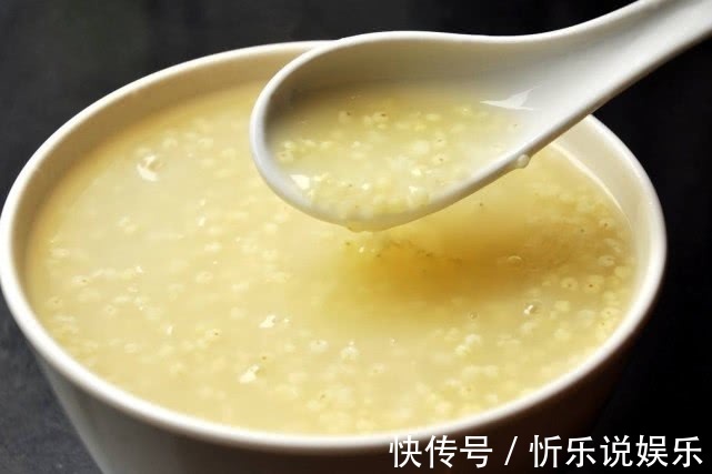 煮小米粥时，不要直接加水煮，用上这3个诀窍，小米粥全家都爱喝
