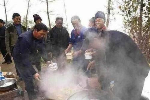 工人|20个工人的午餐,大爷用了两条鱼,都说他抠,端上桌后都明了