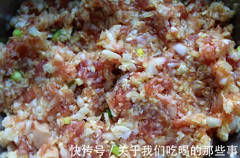 白菜做馅别用盐腌，饺子馆老板教你1招，不出水还鲜香，鲜嫩多汁