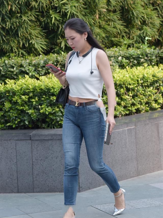紧身裤 打底裤彰显时尚美女大气优雅，很经典的款式，非常修身