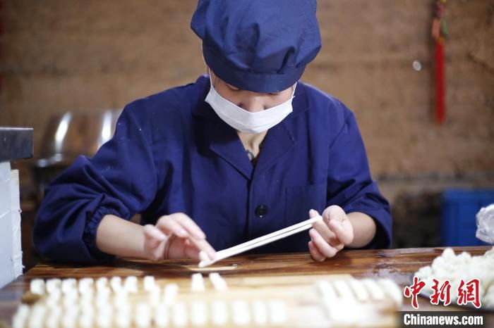 甜香味|浙江宁波：古法麻花“搓”出浓浓年味儿