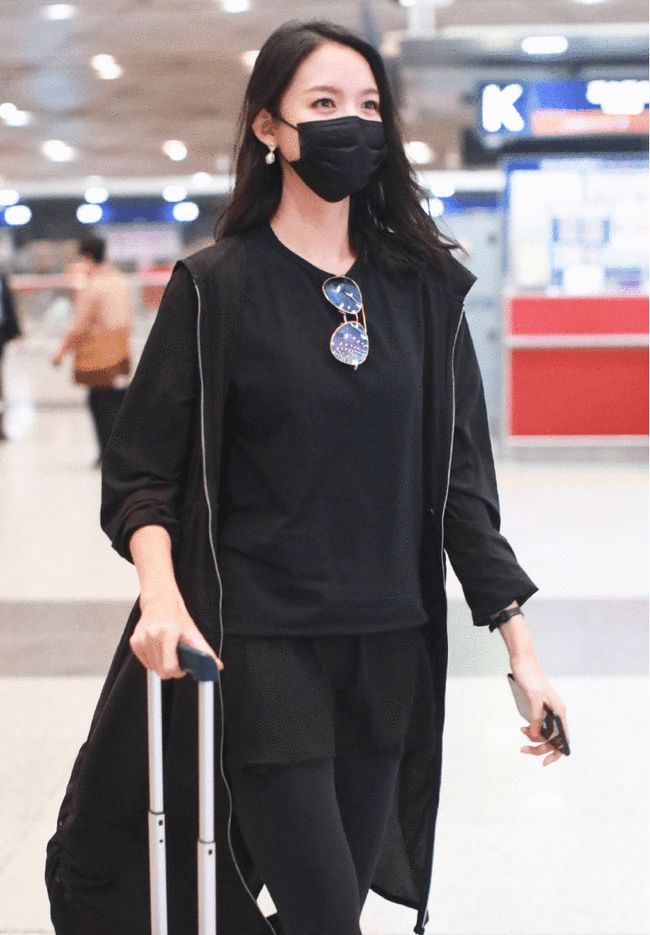 脸型|不愧是女神啊！美女身材短袖T恤外加黑色风衣，个性时髦