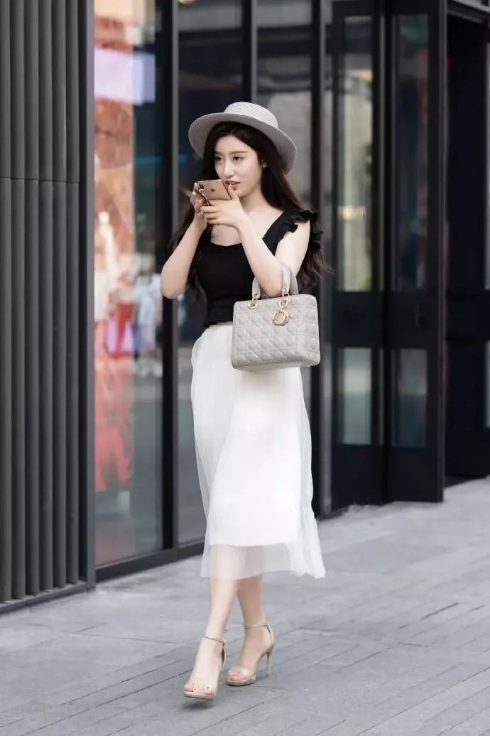 高跟鞋|街拍:女性搭配高跟鞋,能够轻松地提升自己的整体时尚感