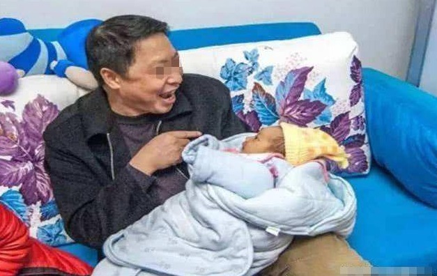 宝妈|“俺在喂奶，公公在一旁逗娃”，25岁宝妈哭泣自述无法阻止