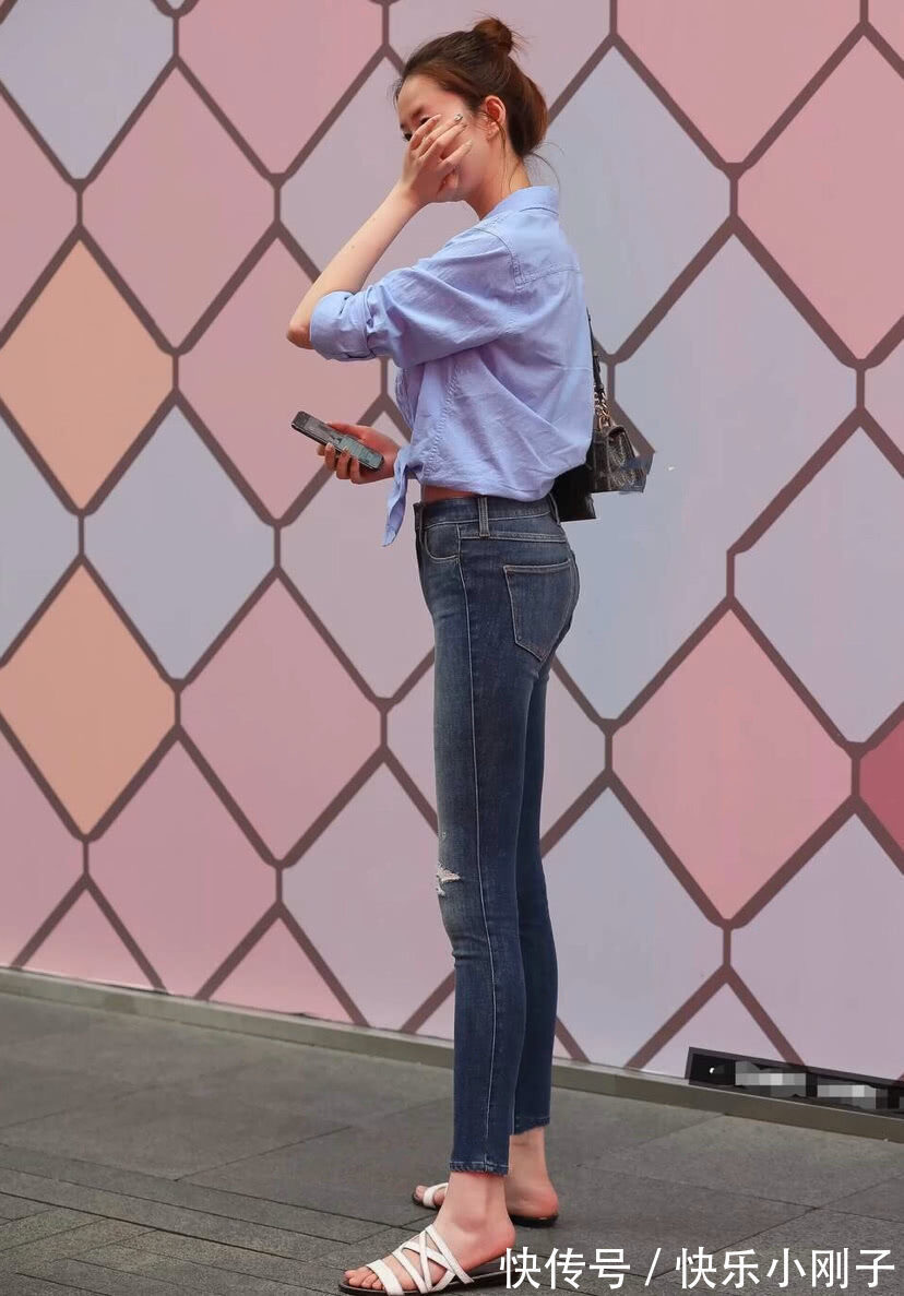 双腿 美女穿紧身牛仔裤的装扮,显得大方美丽,有种清新靓丽的时尚气质