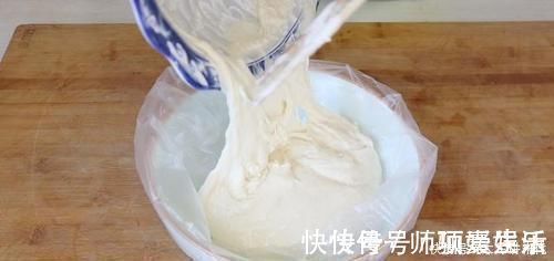 做饼时,别再用水和面了,试试新吃法,不揉面不擀面,比吃肉还香