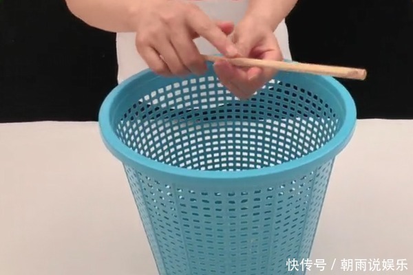 垃圾桶上绑一根筷子，解决了家家户户的烦恼，妙招真是太实用了