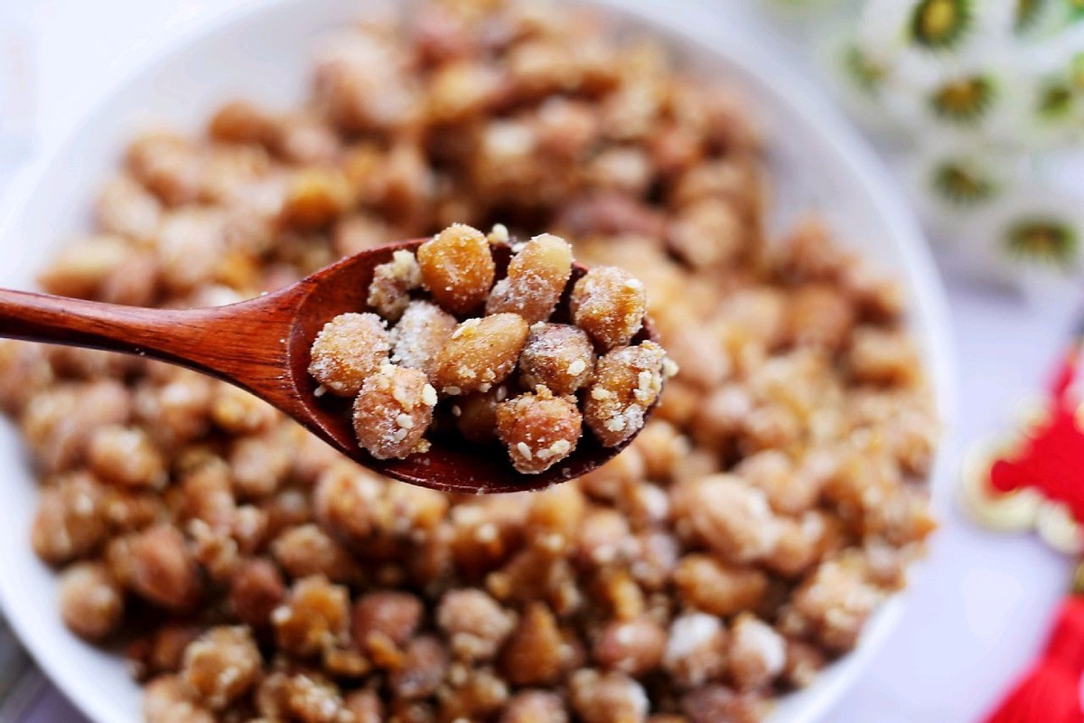 自制糖霜花生，酥脆又香甜，一颗接着一颗，好吃到停不下来