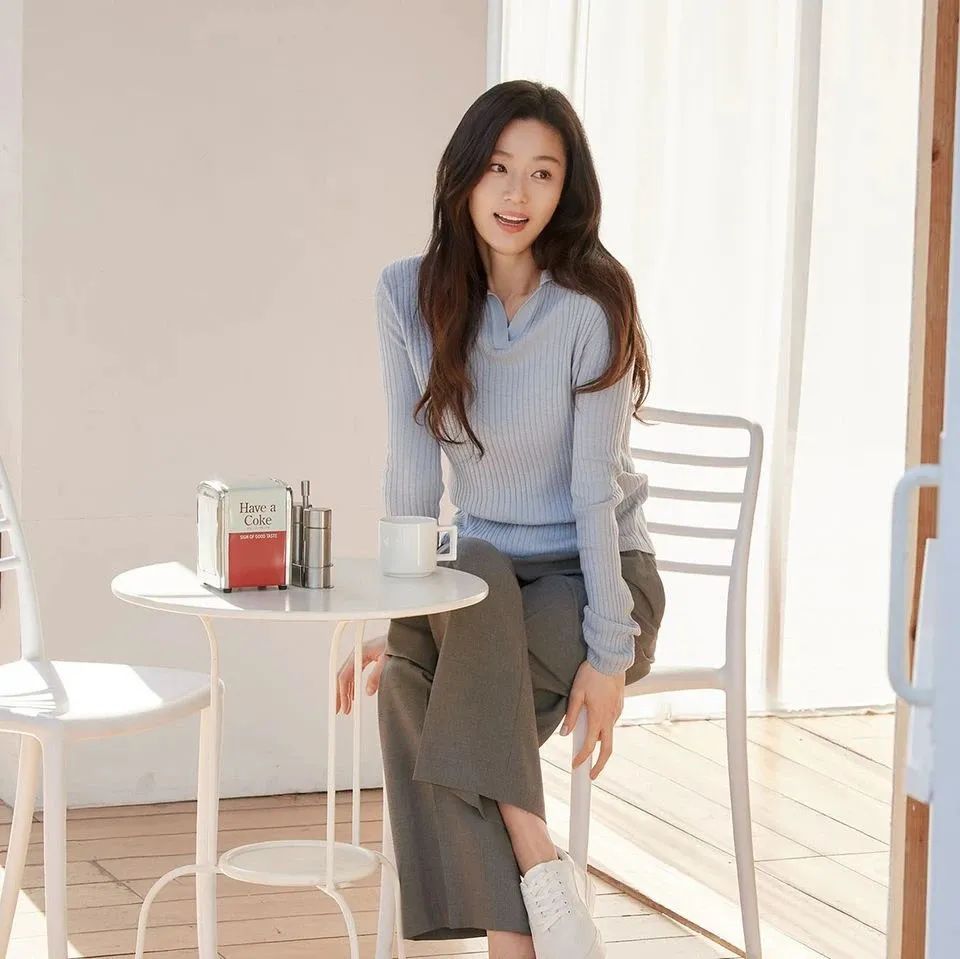 针织衫|今年夏天“雾霾蓝”火了!显白高级不挑人穿,照着穿就对了