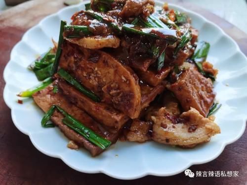 蒜苗|熊掌豆腐里没有熊掌，香辣味美放心吃吧