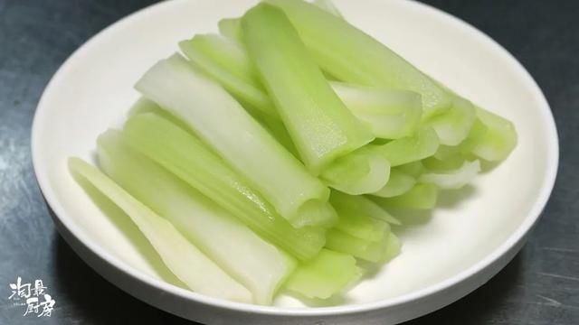 西芹|3种调料就搞定，2步解锁芹菜新吃法