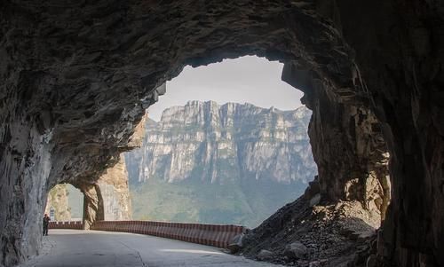 山区|中国筑路史的奇迹！建于悬崖峭壁的天险之路，世界上都绝无仅有！