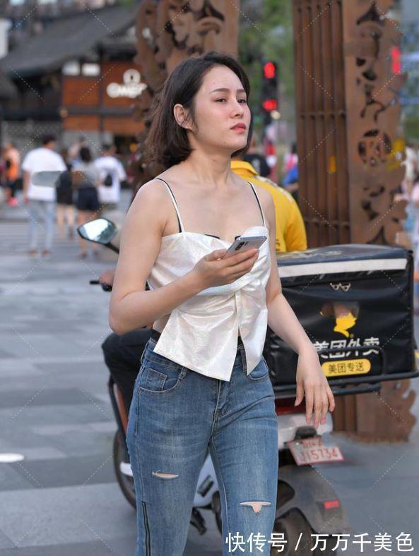 美女 美女脚上一双高跟鞋，让她显高显瘦，又凸显出无限的魅力