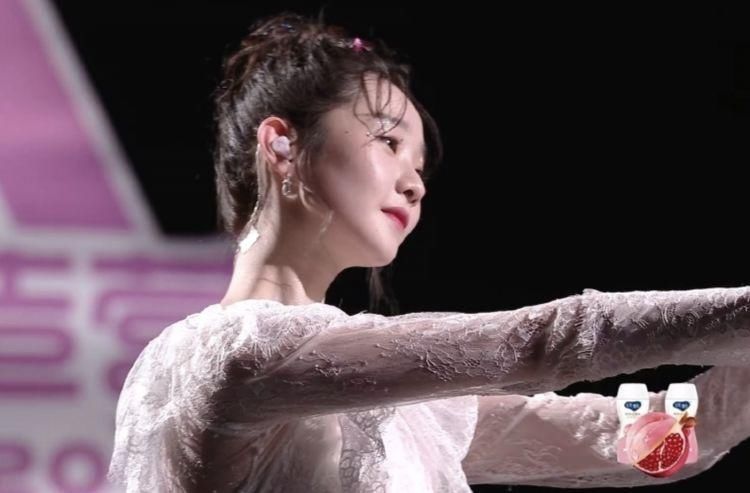 腰伤|张艺凡总决赛被扛下舞台,受伤严重导致团舞取消,陈卓璇蹲地安慰