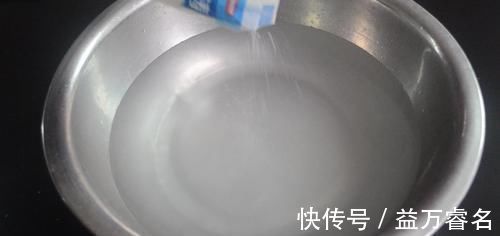 清水拖地等于白拖, 家庭阿姨教我一秘招, 地板光亮如新不留灰