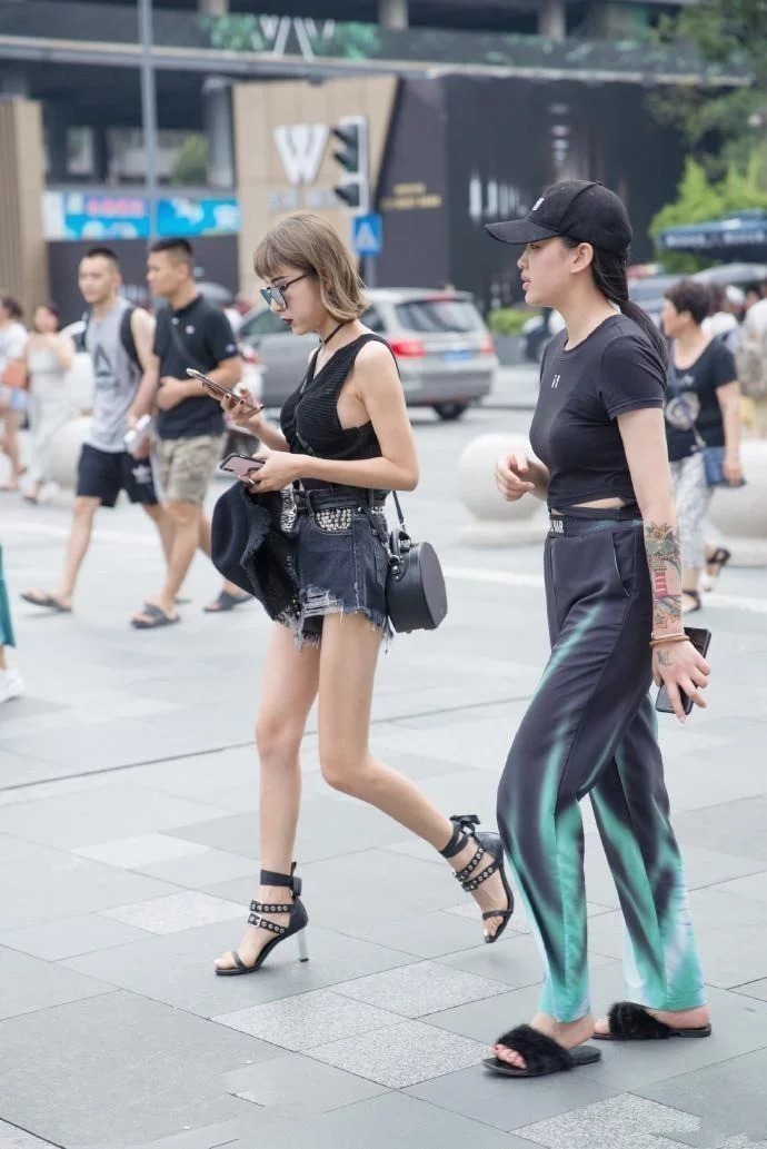 小姐姐|街拍温文儒雅的小姐姐,简约而不简单,令人赏心悦目