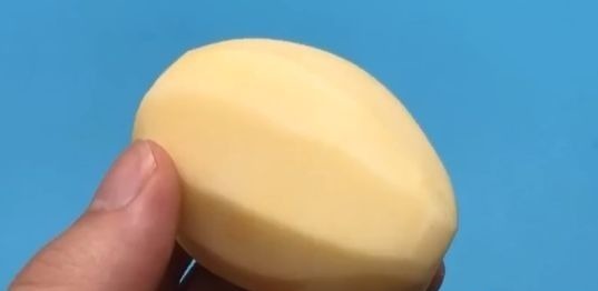 切了这么多年的土豆丝,才知道土豆上插根筷子这么厉害,学会受用一生!