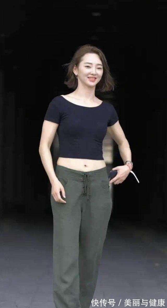 搭配 黑色紧身上衣搭配灰色宽松打底裤,高腰修身,气质温文尔雅!