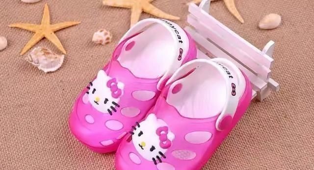 宝宝 8种凉鞋被列入黑名单,会导致0型腿,足外翻,家长买错会害了娃