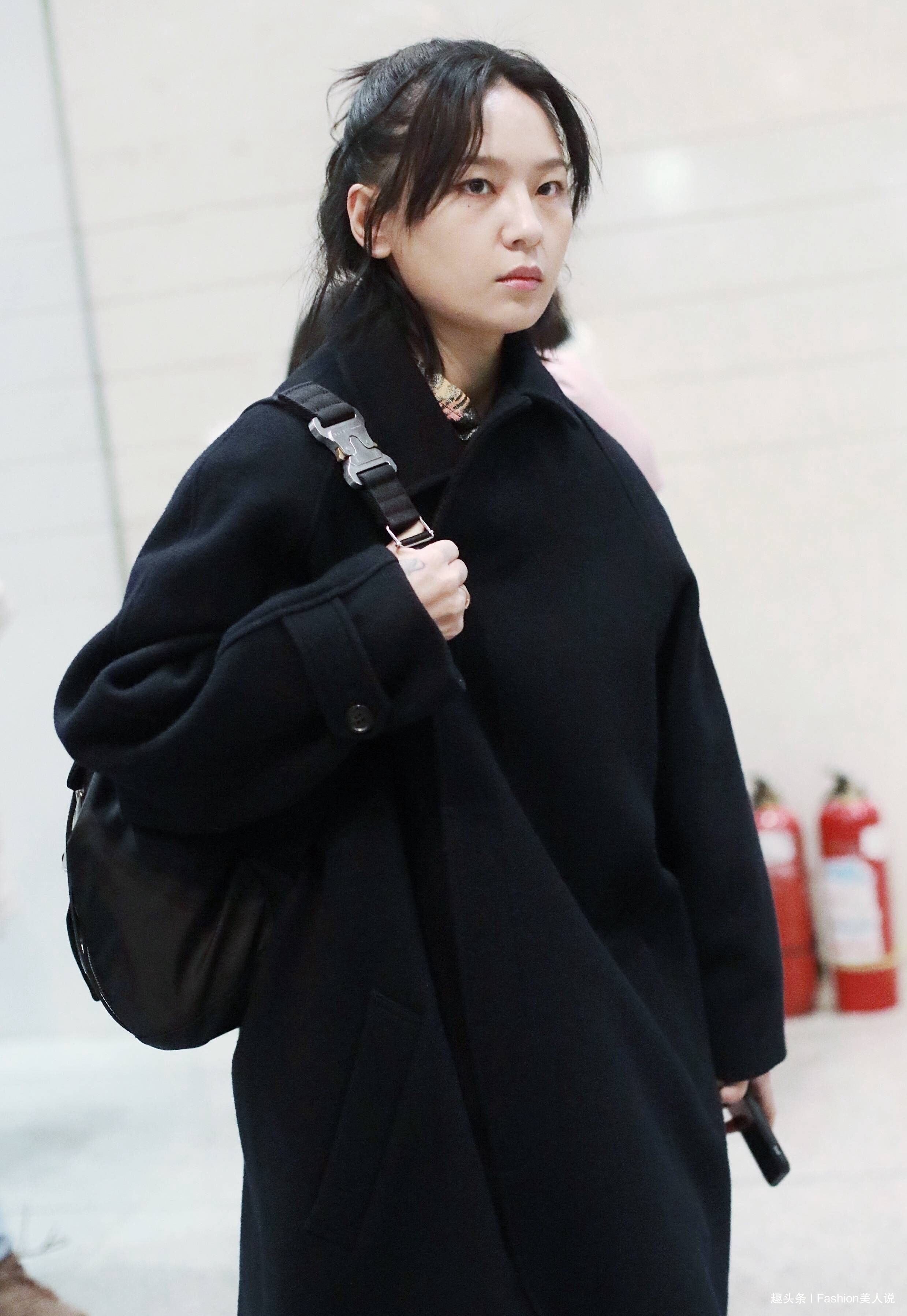 卷边裤 周笔畅启程米兰时装周,这回终于穿对了,大衣搭配卷边裤很时髦