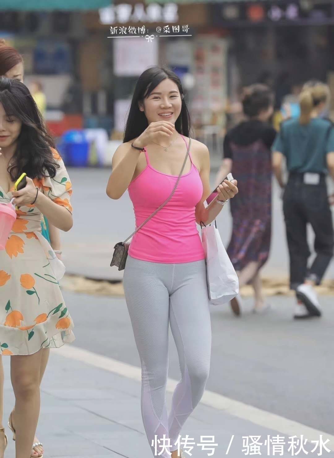 紧身裤|路人街拍,吊带配紧身裤穿在小妹身上,时尚气质