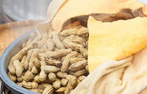 水煮花生时，别只会加盐煮，学会3个小技巧，鲜香入味，真好吃