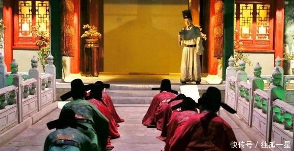 皇帝派人在宰相衣服上烫个洞,次年看到洞还在,立刻下令打开库房!