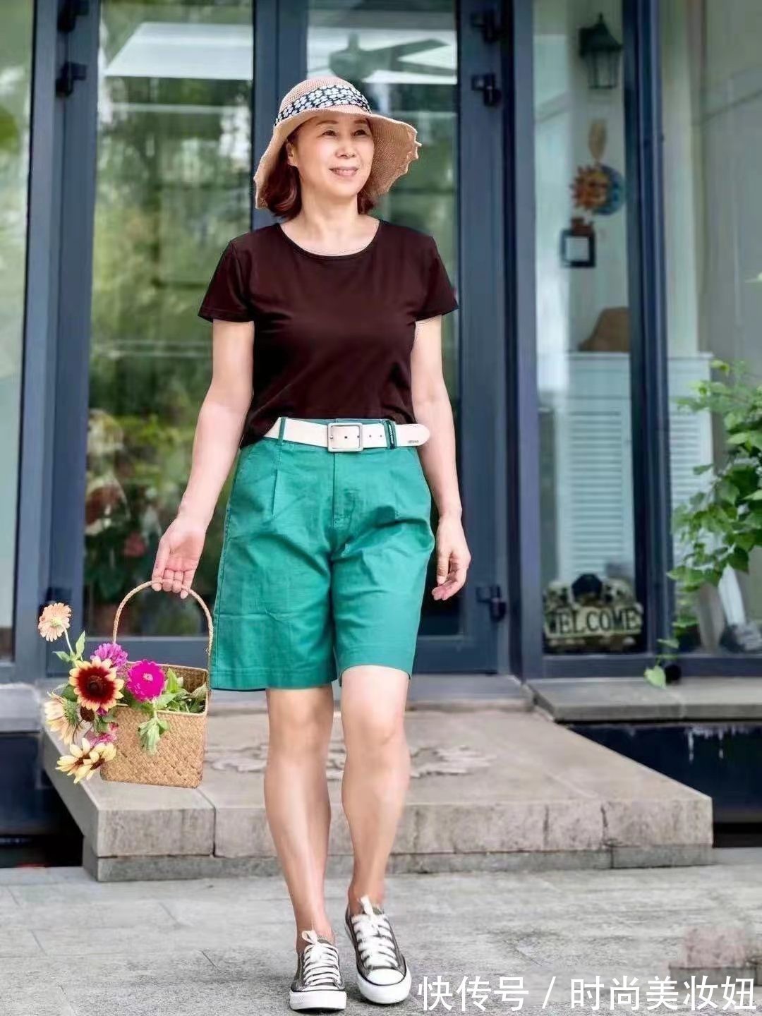 撞色 上年纪的女人不要千篇一律,学会“撞色”搭配,65岁照样美得惊艳