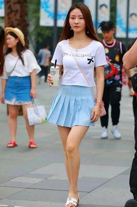 百褶裙|长发披肩的小姐姐,身穿白色短袖配浅蓝色百褶裙,时尚又显大气