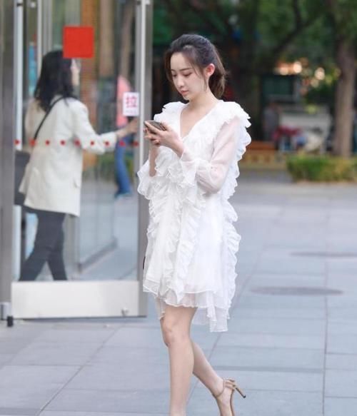 街拍小姐姐一件灰色连衣裙搭配小背心,秀出靓丽的身材