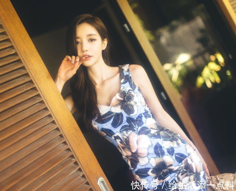 长发美女碎花吊带连衣裙写真 凸显出女性高端大气的品味