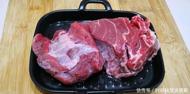冰箱里拿出的冻肉,最忌直接加水泡,教你一招,吃着跟鲜肉一样