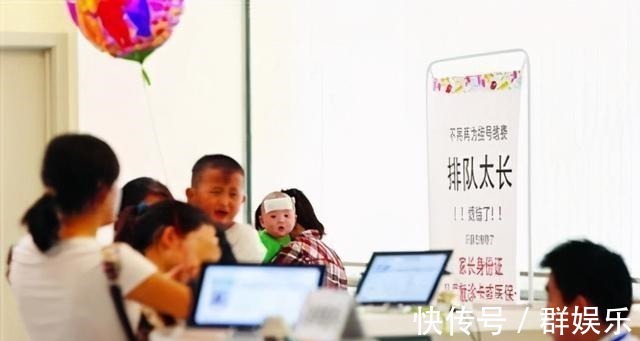 投诉|儿子深夜发高烧,医院排800多号,宝妈心急投诉,医生:自作自受
