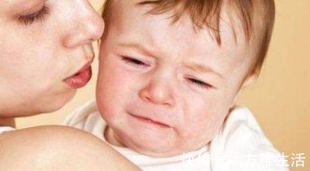 宝宝|新生宝宝睡觉一惊一乍是怎么回事?早知早受益