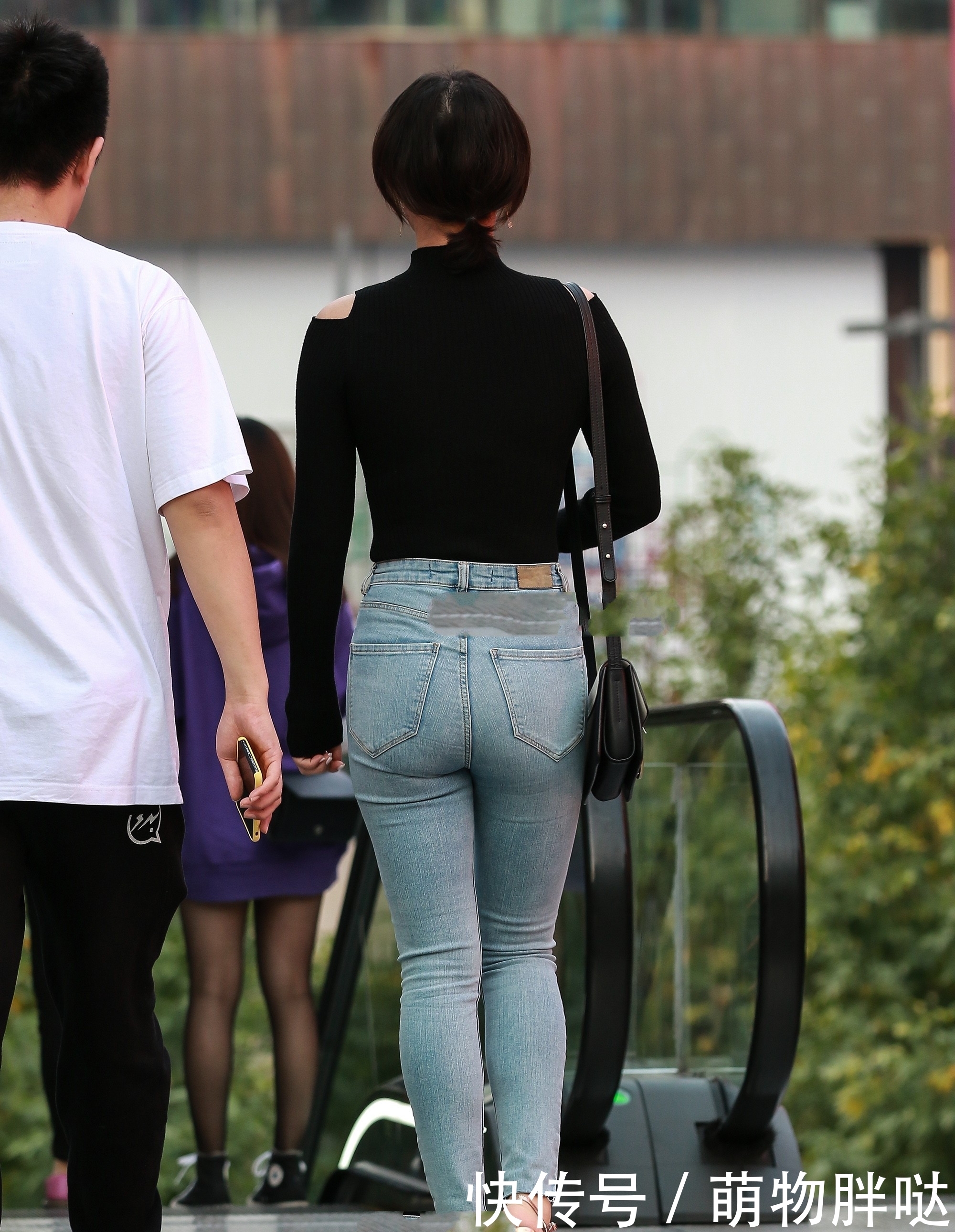 高领|黑色高领上衣,搭配牛仔裤,简单大方