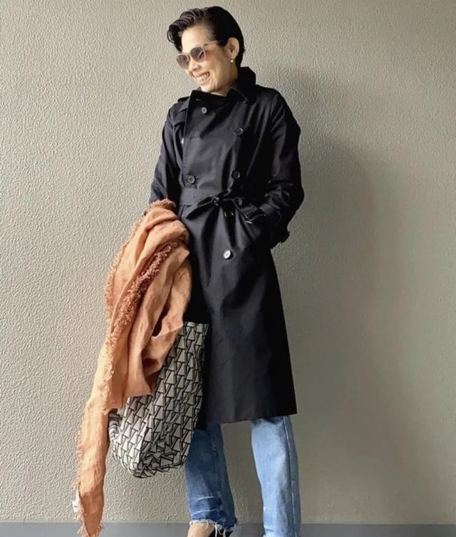 风衣 身高153,年龄58岁又怎样?她靠利落穿搭圈粉无数,好会穿
