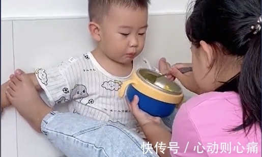 姐姐|弟弟吃饭总爱动,姐姐一个操作让弟弟瞬间老实,网友:一物降一物