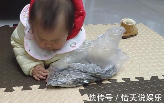 瓜子|宝宝找到一袋瓜子却拿不出来, 萌宝想出的办法, 让网友笑翻了