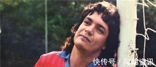 巴西队|“球王”卡洛斯不会踢球却签约20支球队,靠演技踢了26年0进球!