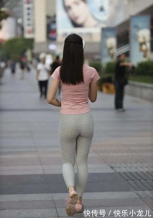 下半身 粉色修身短袖搭配白色花纹打底裤,整体小清新范,尽显年轻气质