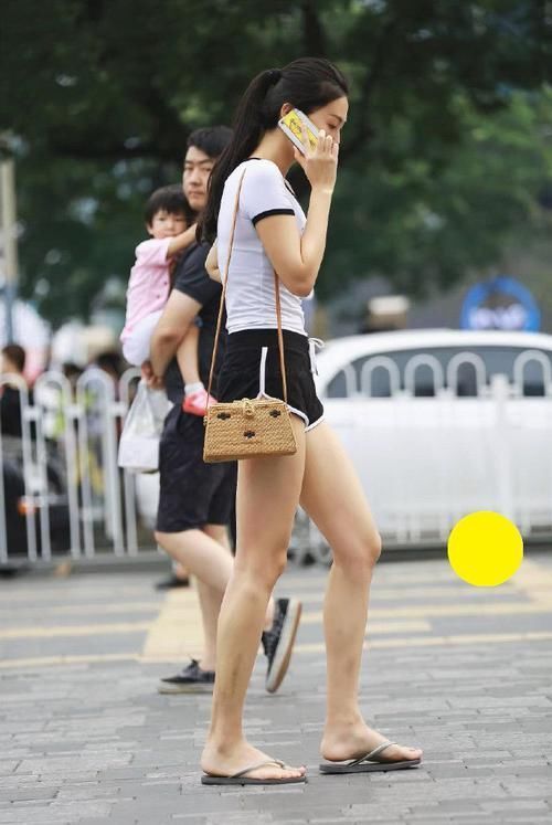 小姐姐|路人街拍休闲与时尚兼备的“黑白配”,爱运动的女孩身材都不差