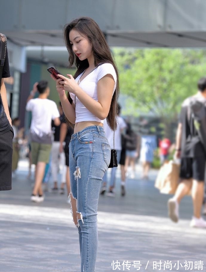 时尚|白T恤搭配牛仔裤,时尚养眼,美女的男友有福气!