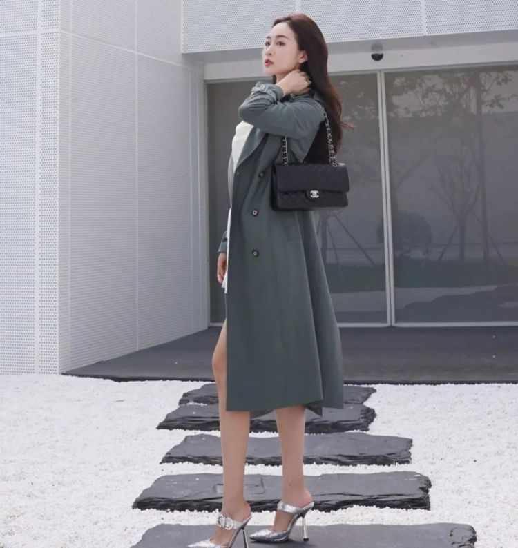 长风衣 浅绿拼墨绿的过膝长风衣搭配银色高跟鞋,是不是很有女人味啊?