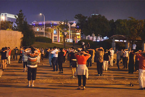 条腿|中年以后,需要放弃3个锻炼方式,不然膝关节迟早可能被“毁掉”