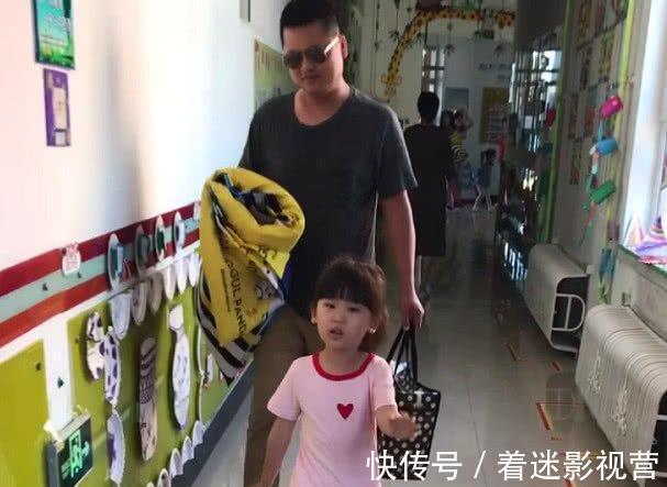 气场|“保镖奶爸”送娃上幼儿园火了,气场,步伐没谁了