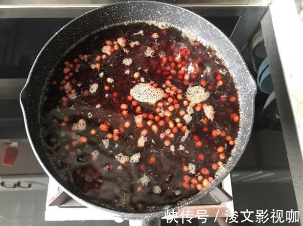 红豆最简单的做法，放点红糖一起煮，女人多吃补血养颜越吃越年轻